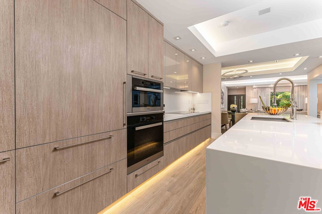 8610 W West Knoll Dr