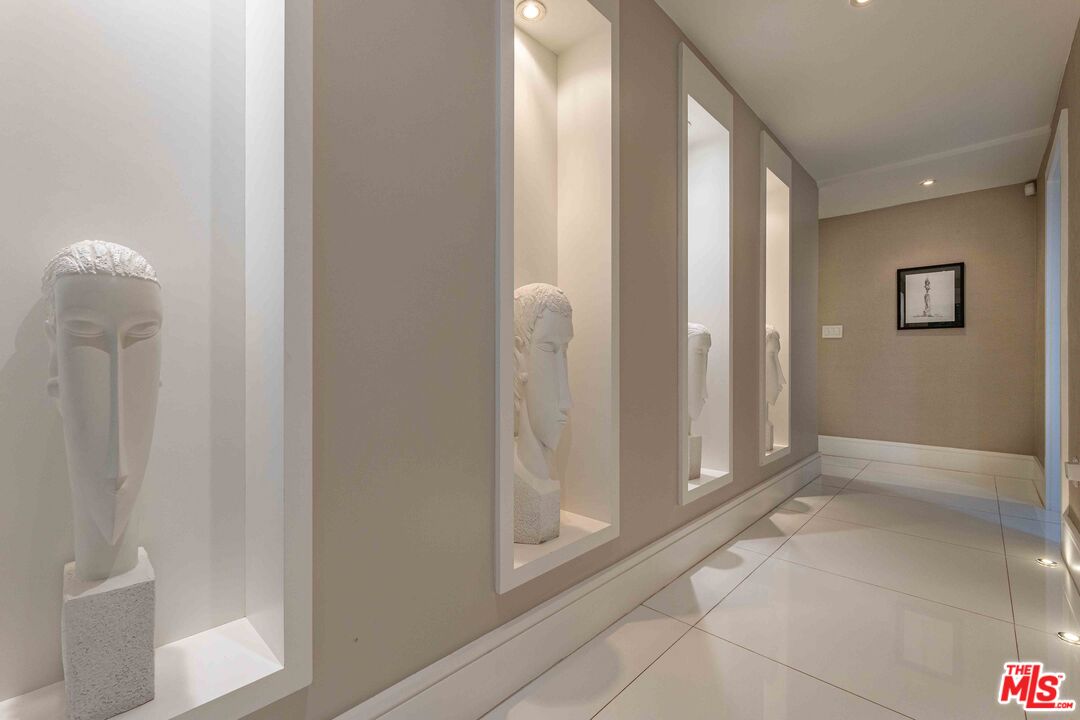 8610 W West Knoll Dr