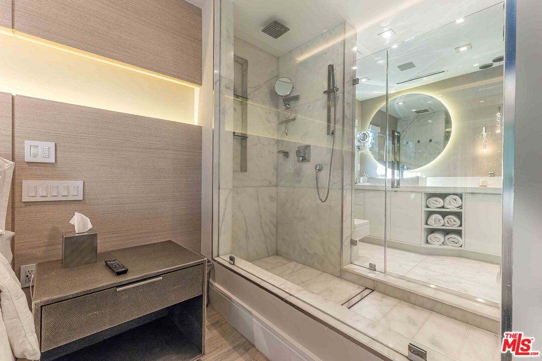 8610 W West Knoll Dr