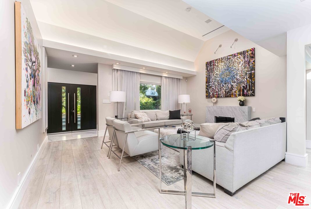 8610 W West Knoll Dr