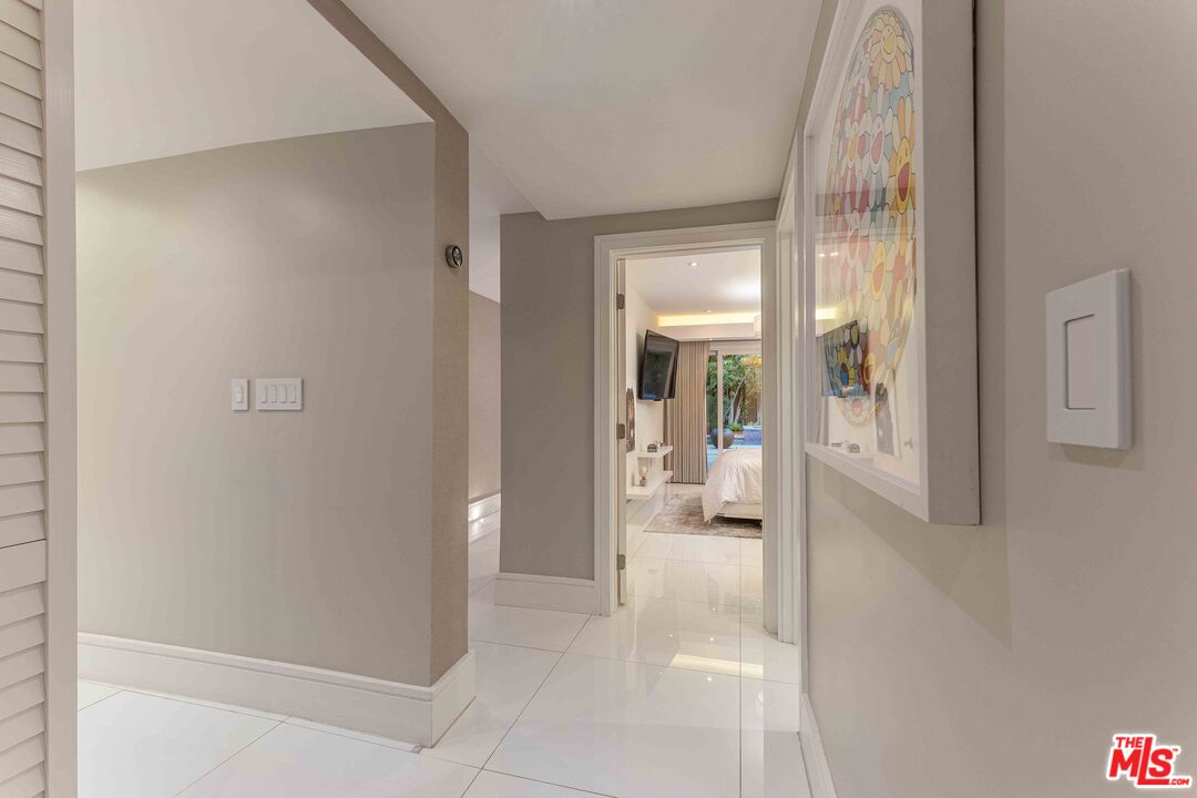 8610 W West Knoll Dr