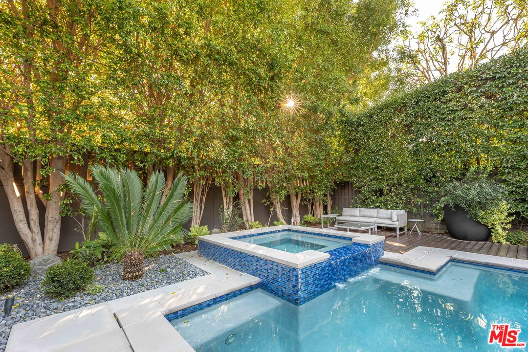 8610 W West Knoll Dr