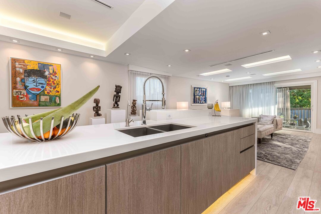 8610 W West Knoll Dr