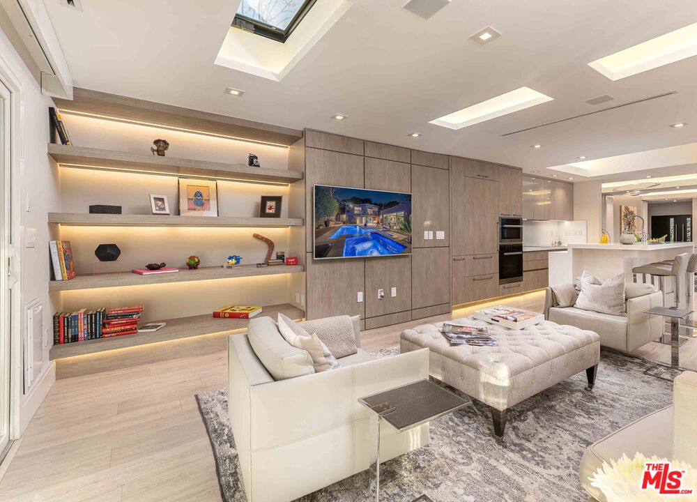 8610 W West Knoll Dr