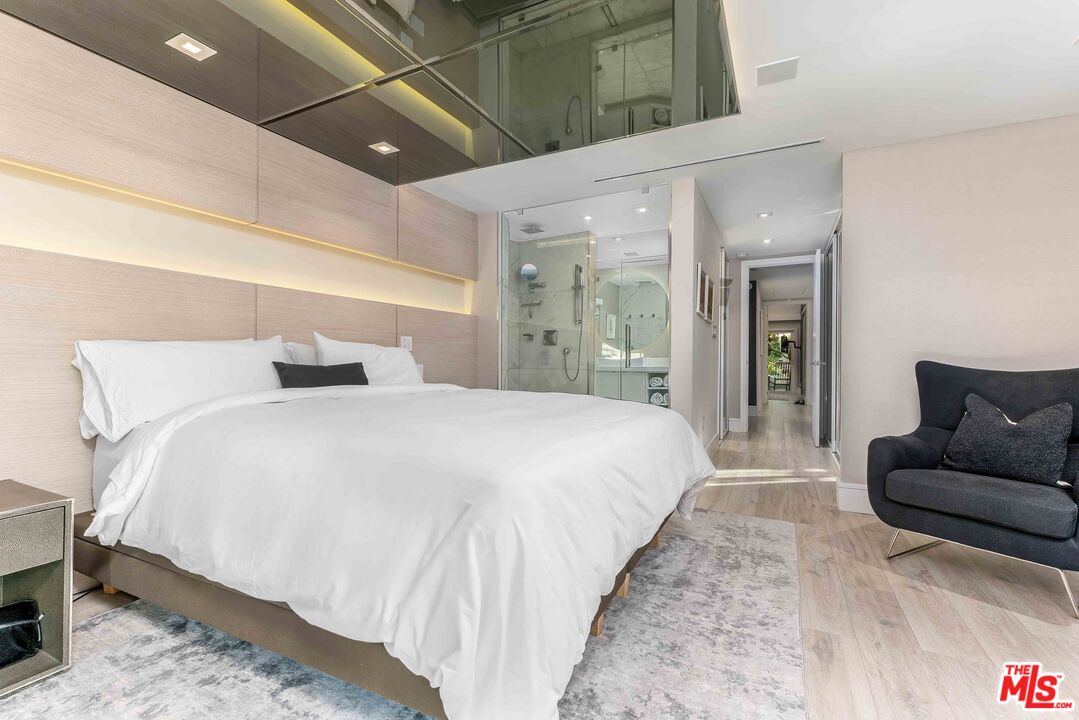 8610 W West Knoll Dr