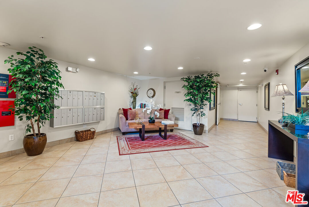 1838 Westholme Ave Unit: PH5