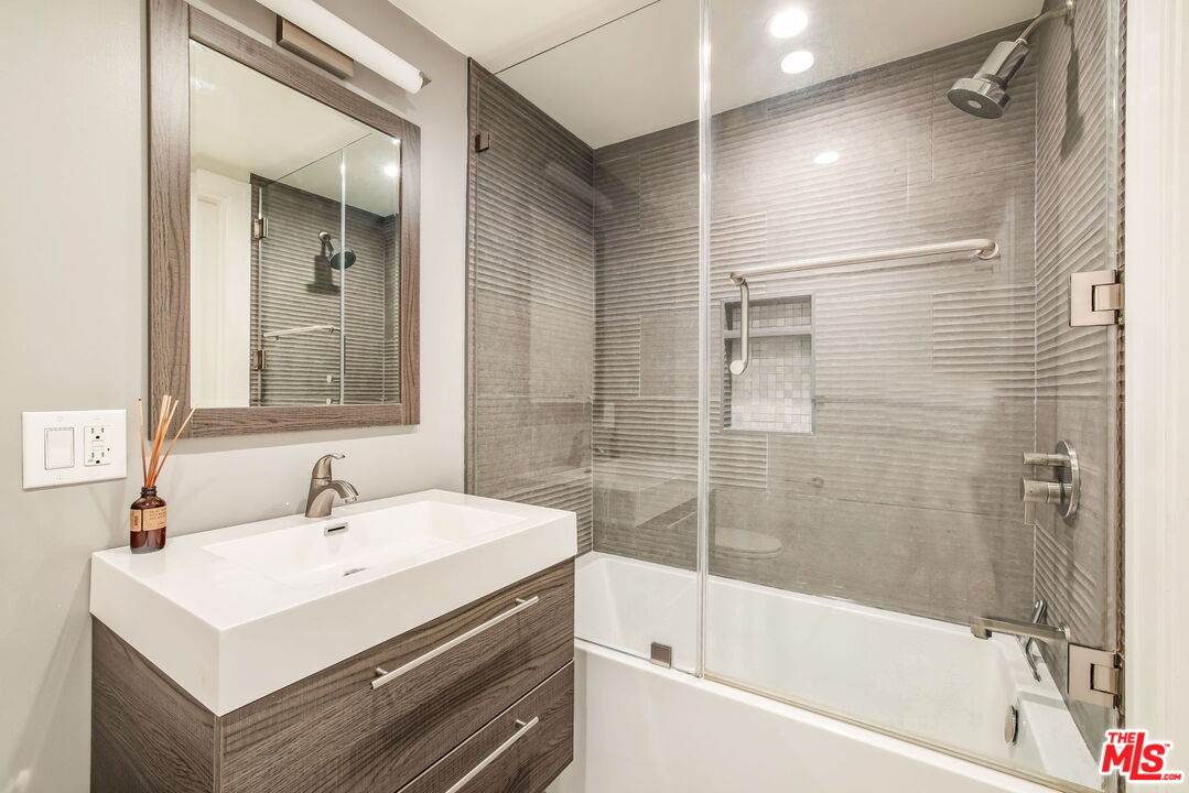 801 N Martel Ave Unit: 3