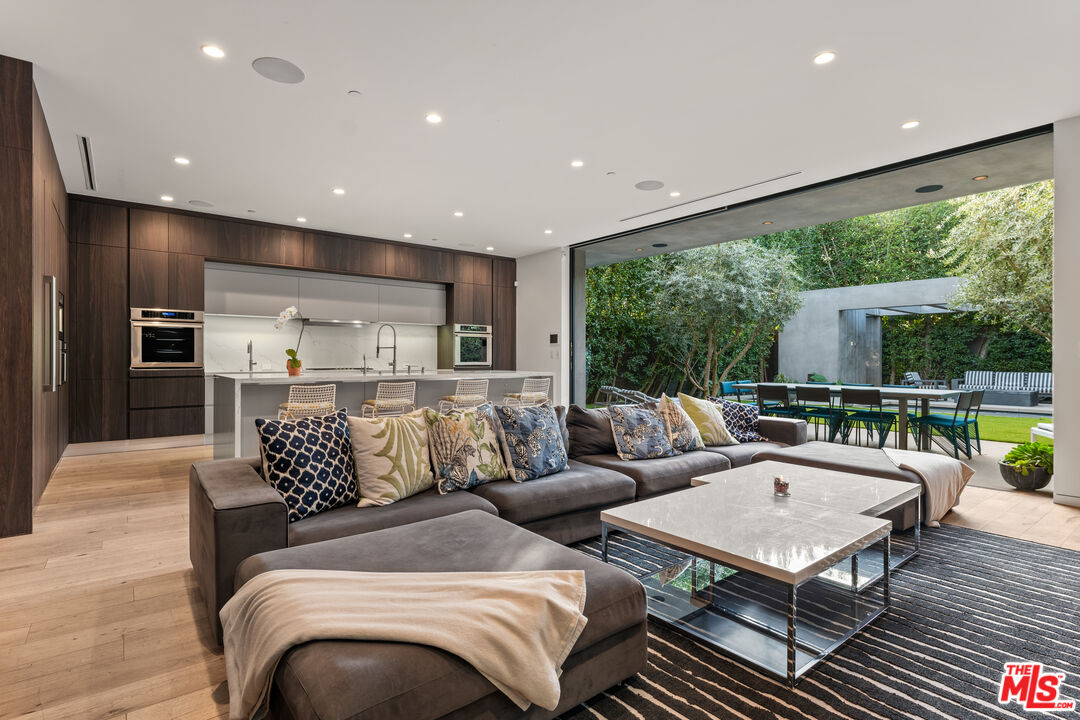 607 N Alta Vista Blvd