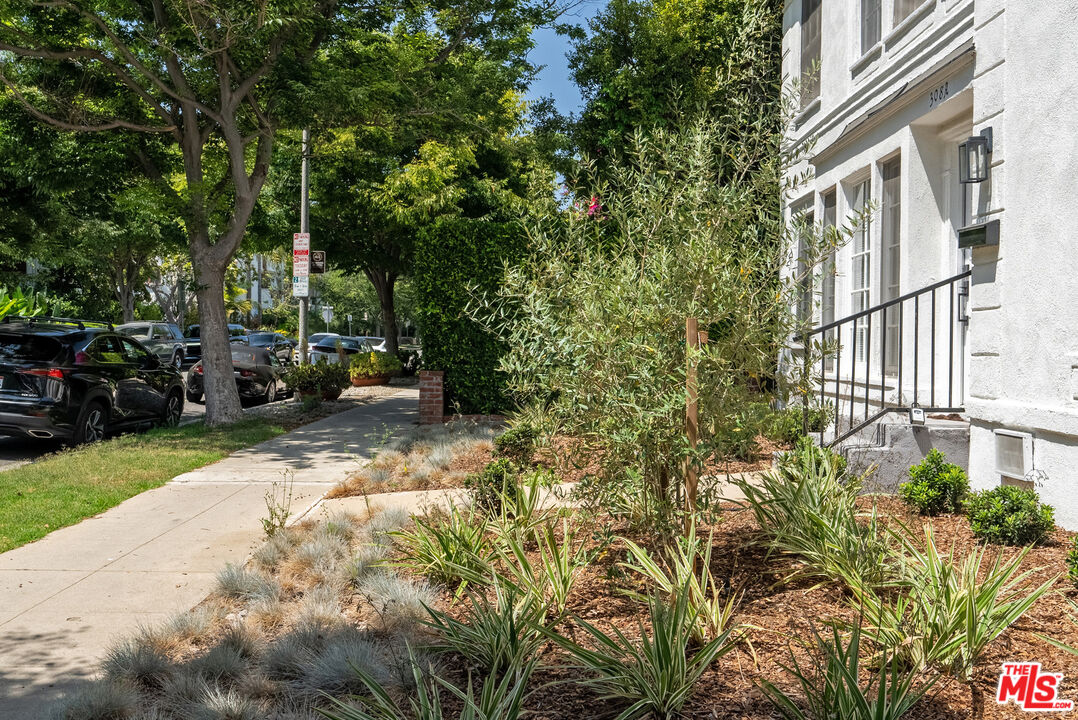 308 S Reeves Dr Unit: 310D