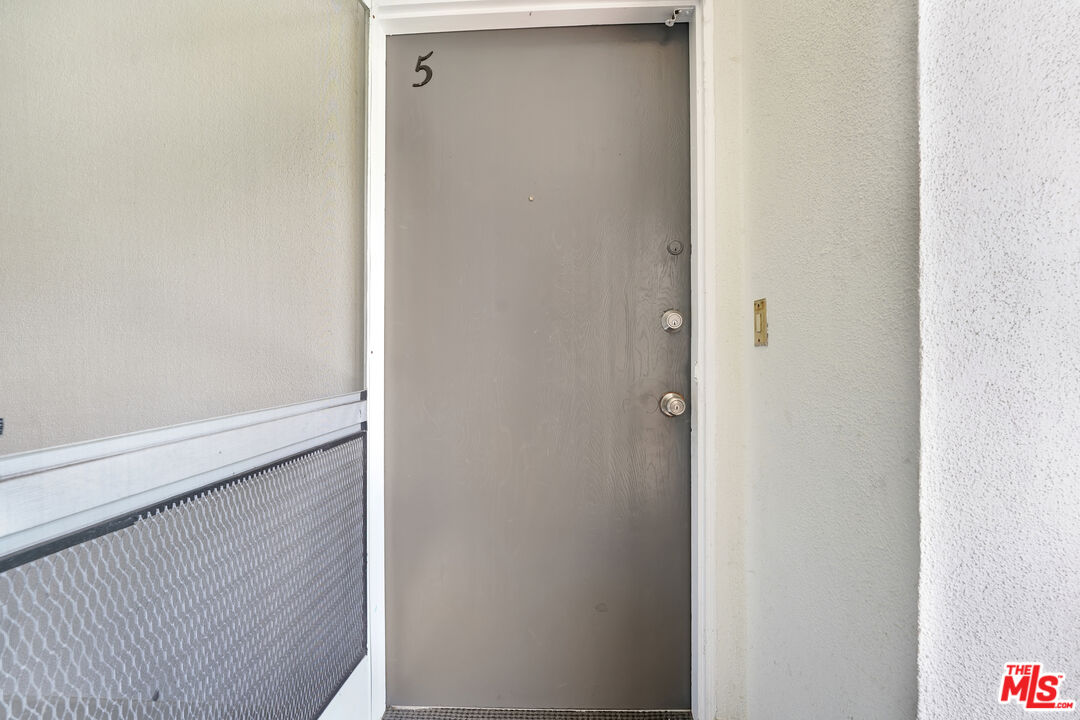 1433 N Hayworth Ave Unit: 5