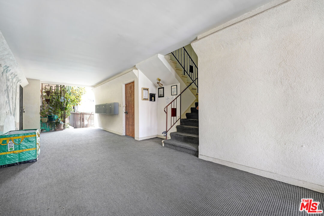 1433 N Hayworth Ave Unit: 5