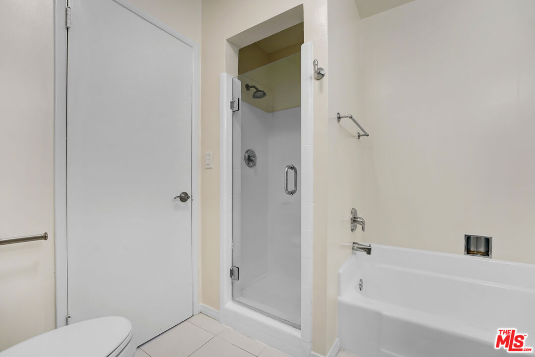 1433 N Hayworth Ave Unit: 5