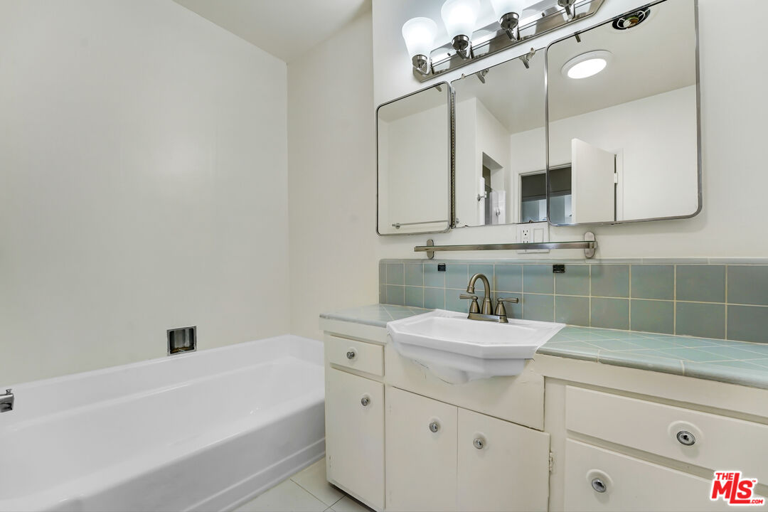 1433 N Hayworth Ave Unit: 5