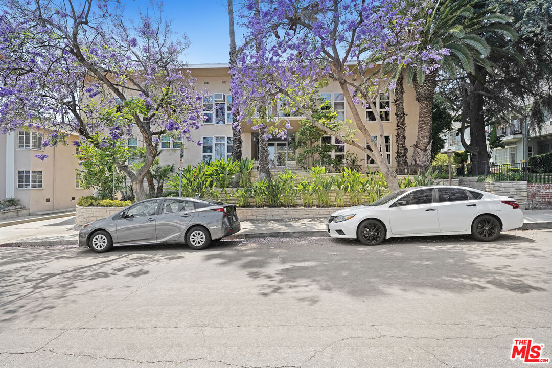 1433 N Hayworth Ave Unit: 5