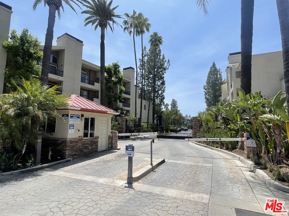 21550 Burbank Blvd Unit: 204