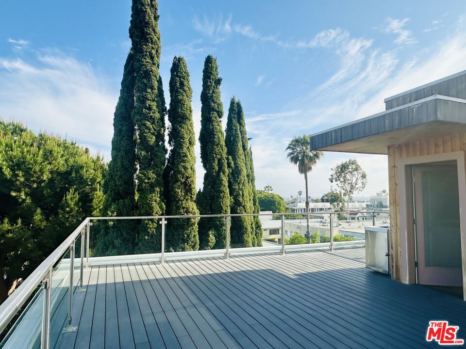 1041 N Spaulding Ave Unit: 201