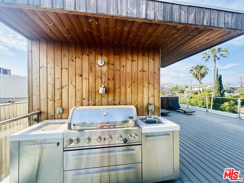 1041 N Spaulding Ave Unit: 201