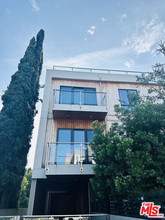 1041 N Spaulding Ave Unit: 201