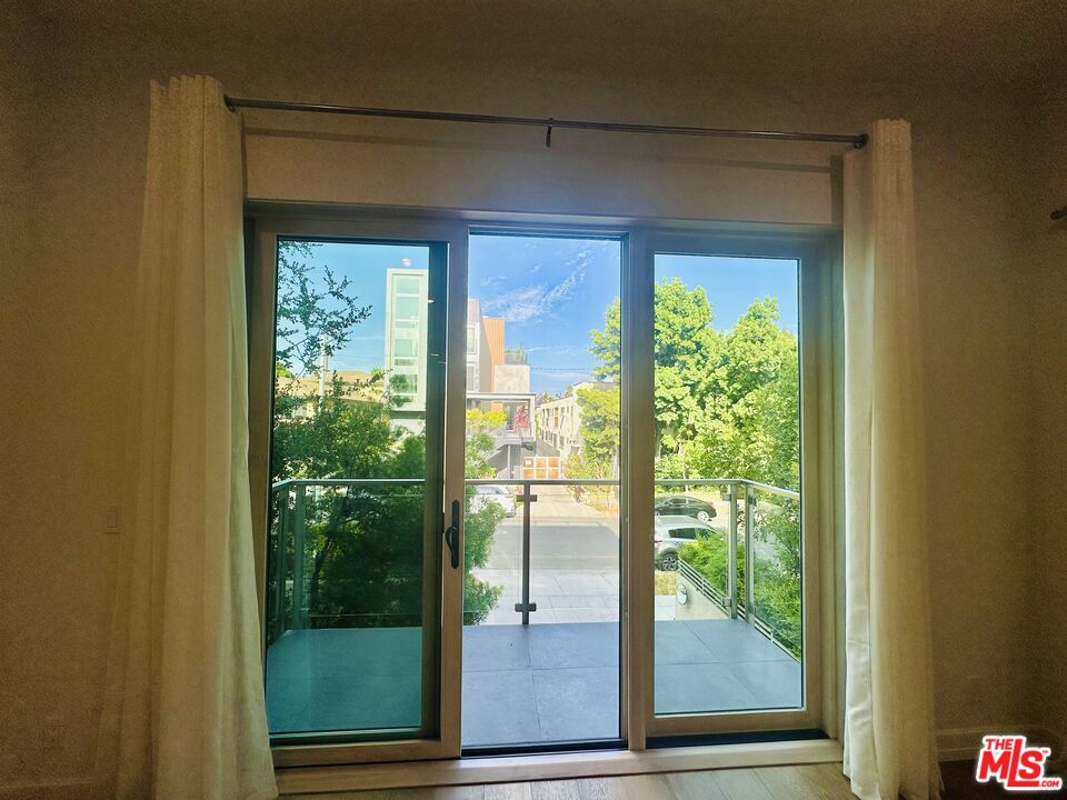 1041 N Spaulding Ave Unit: 201