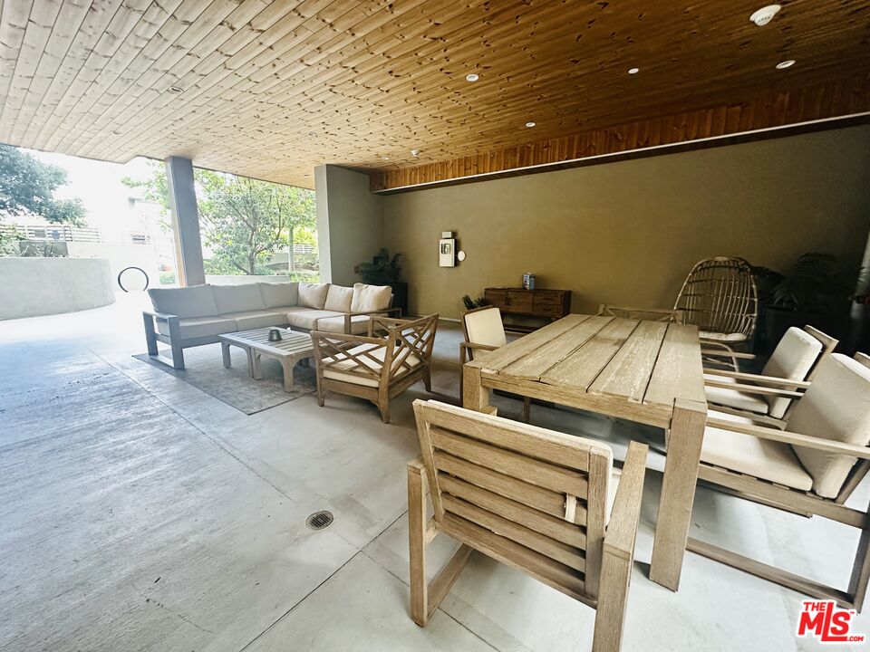 1041 N Spaulding Ave Unit: 201