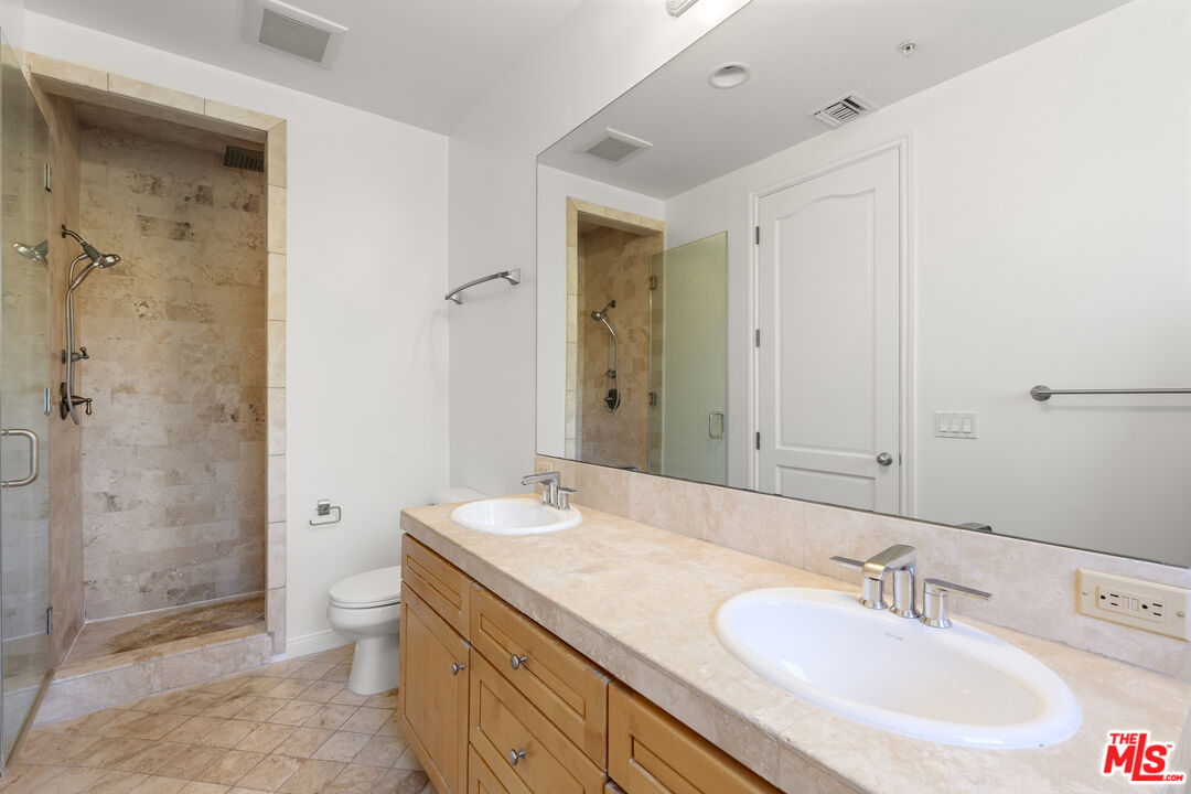 744 N Alfred St Unit: 104