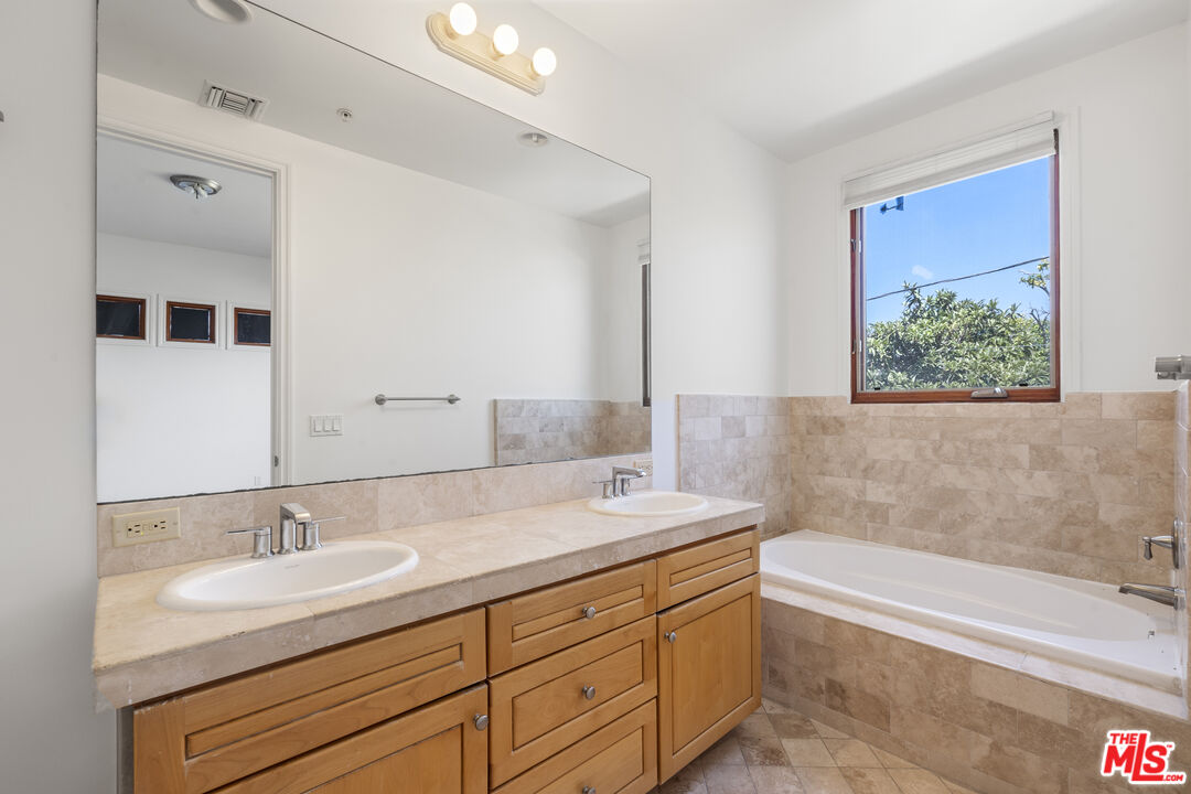 744 N Alfred St Unit: 104