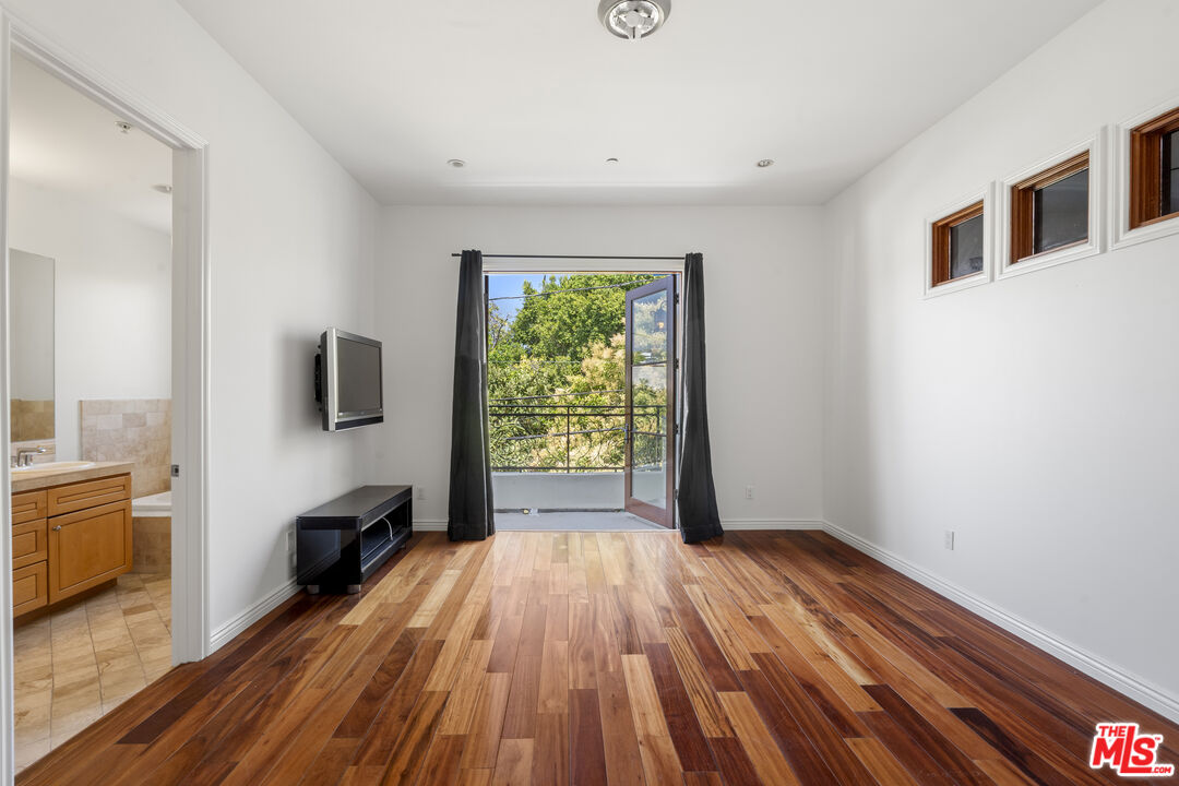 744 N Alfred St Unit: 104