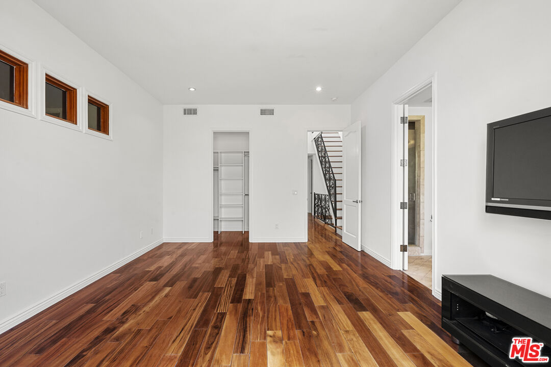 744 N Alfred St Unit: 104