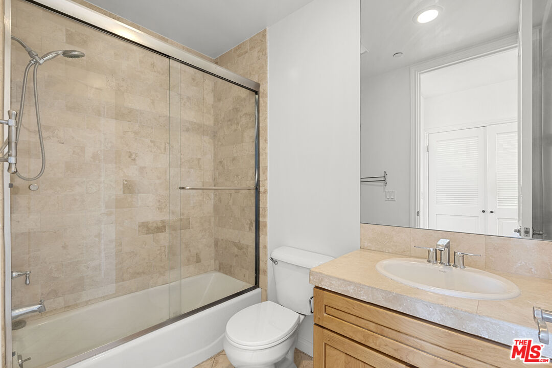 744 N Alfred St Unit: 104