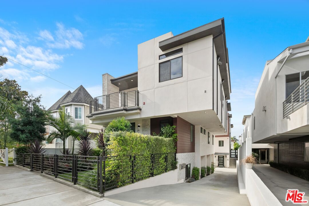 211 S Irena Ave Unit: A