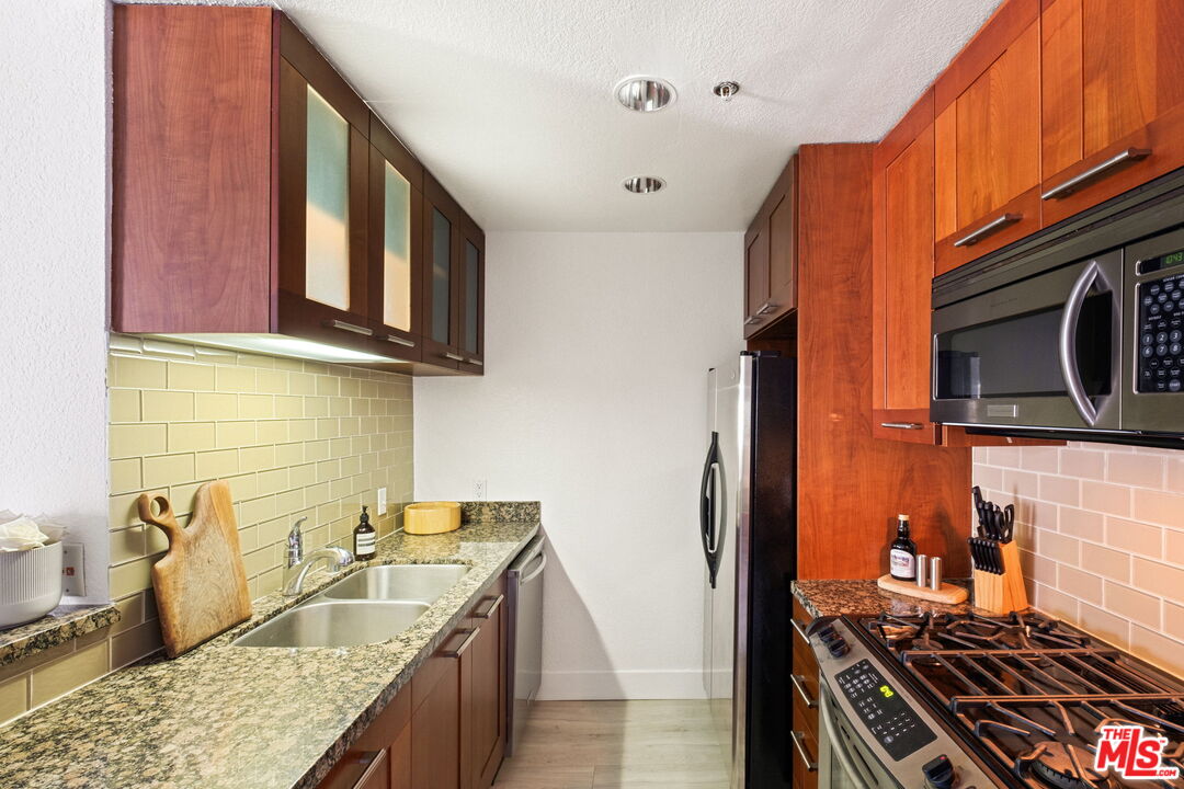 585 N Rossmore Ave Unit: 506