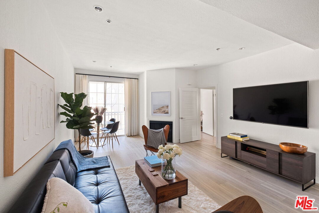 585 N Rossmore Ave Unit: 506
