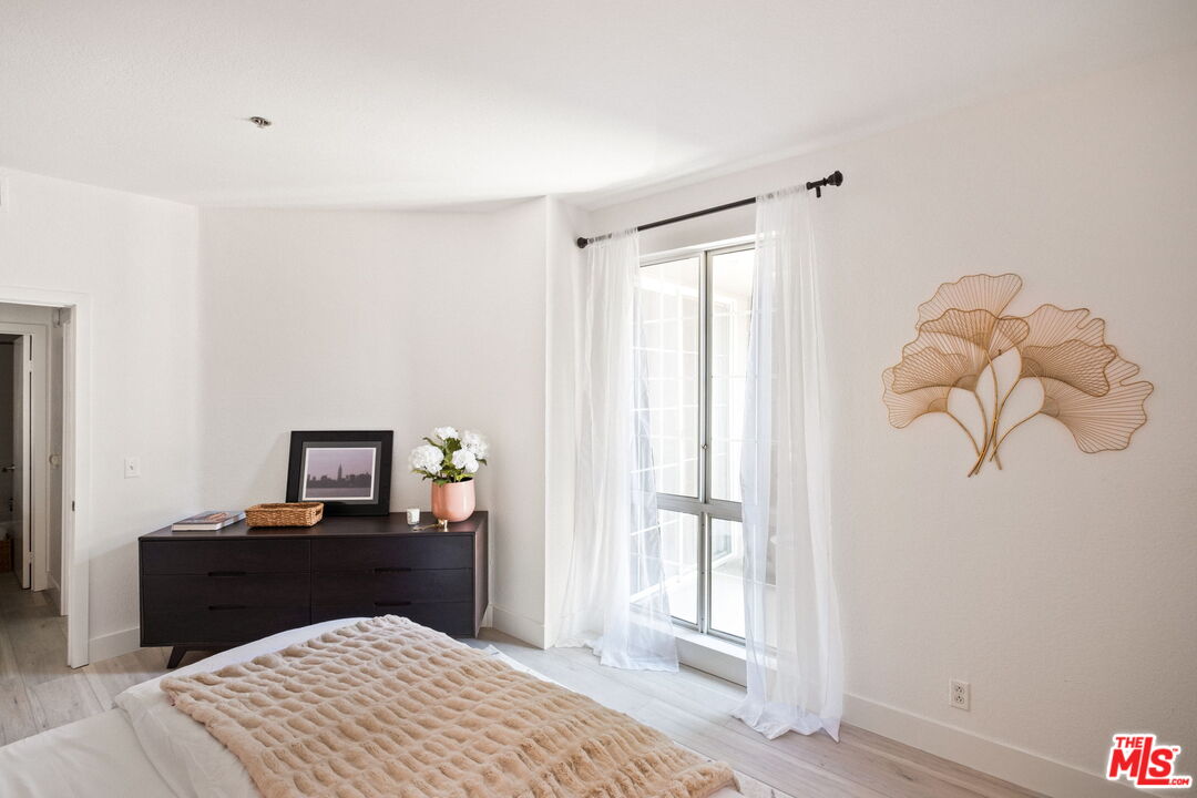 585 N Rossmore Ave Unit: 506