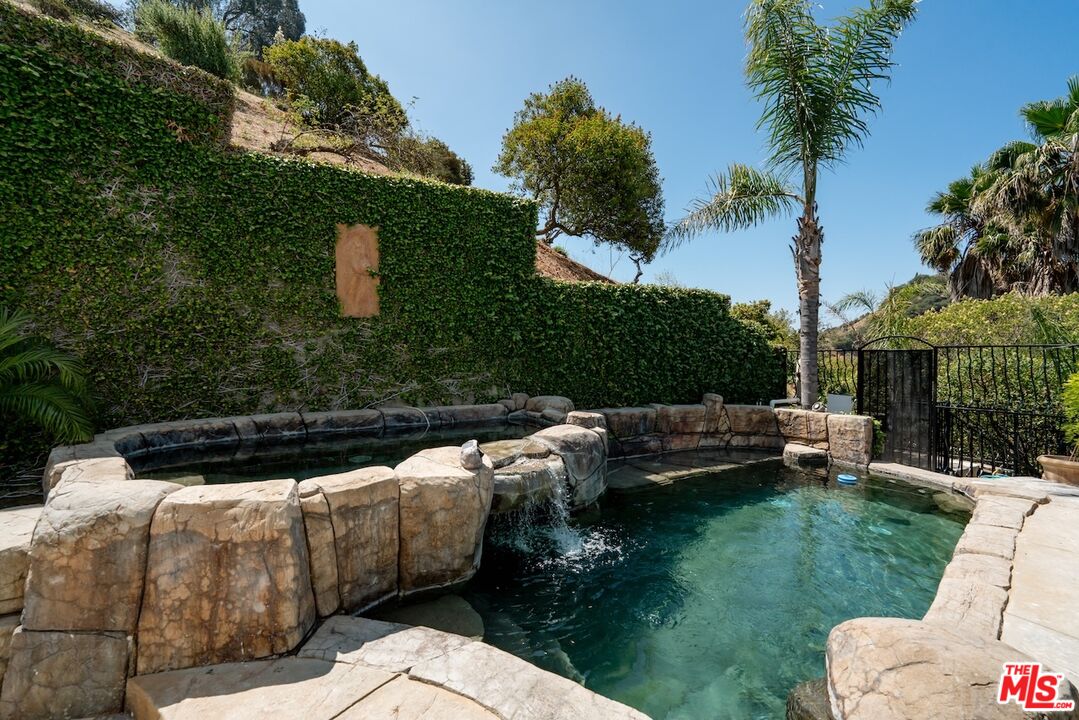 2450 Coldwater Canyon Dr