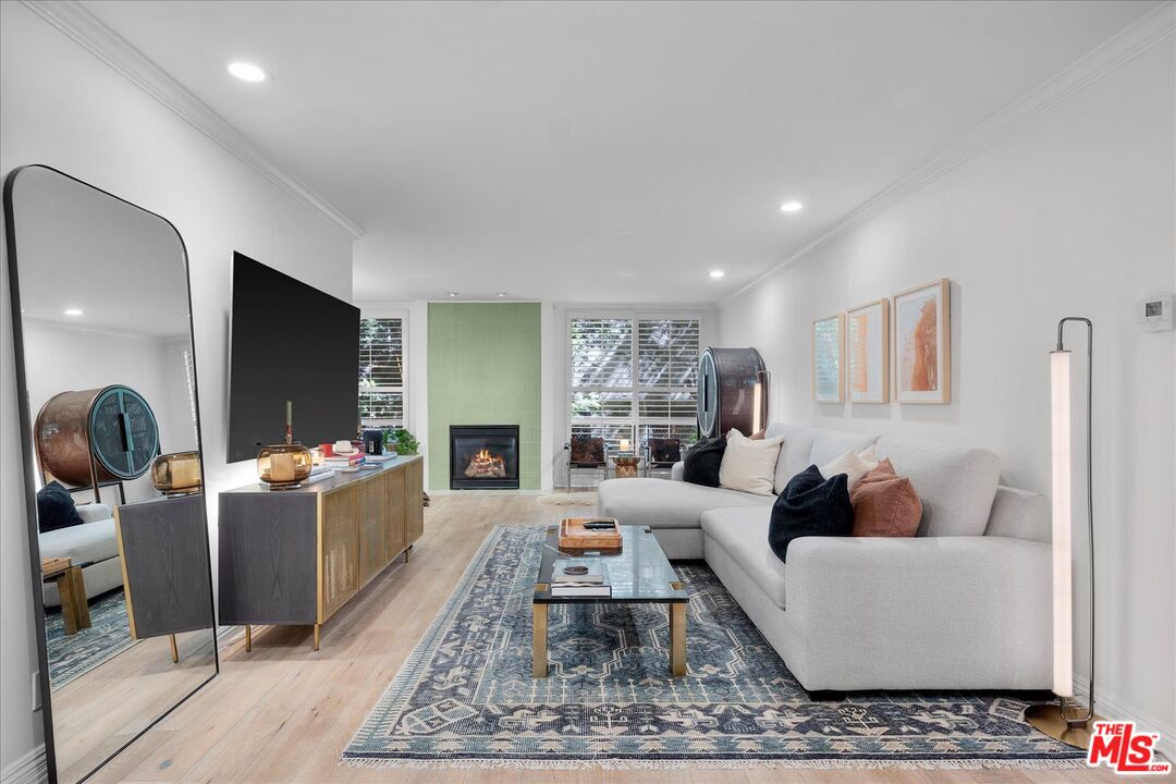 927 N Kings Rd Unit: 113