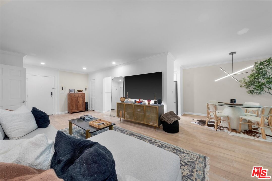 927 N Kings Rd Unit: 113