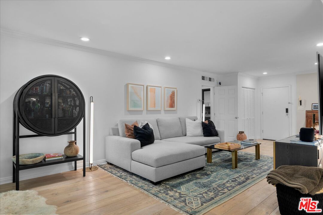 927 N Kings Rd Unit: 113