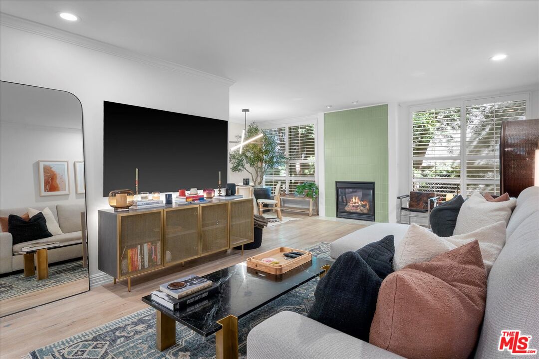 927 N Kings Rd Unit: 113