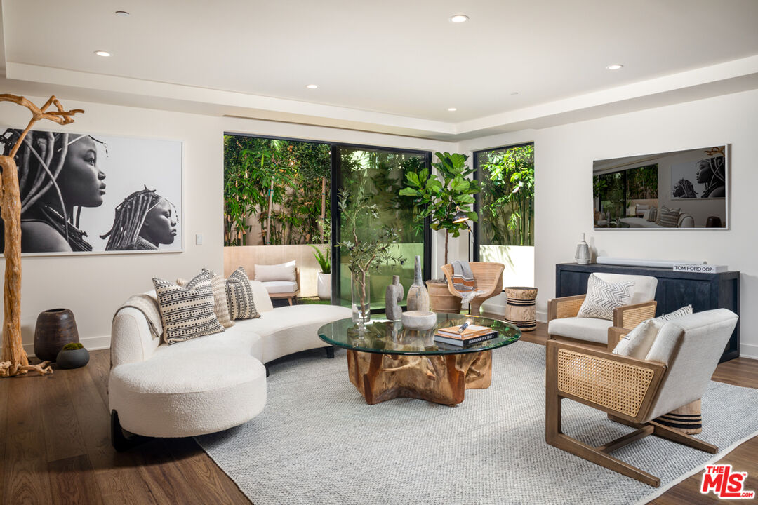 725 N Croft Ave Unit: 109