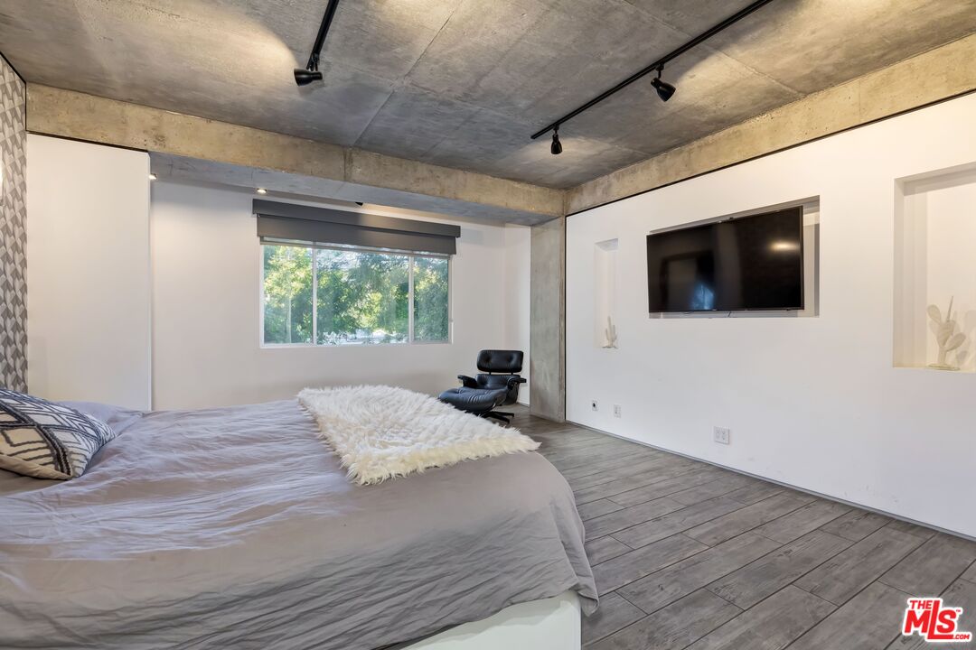 818 N Doheny Dr Unit: 203