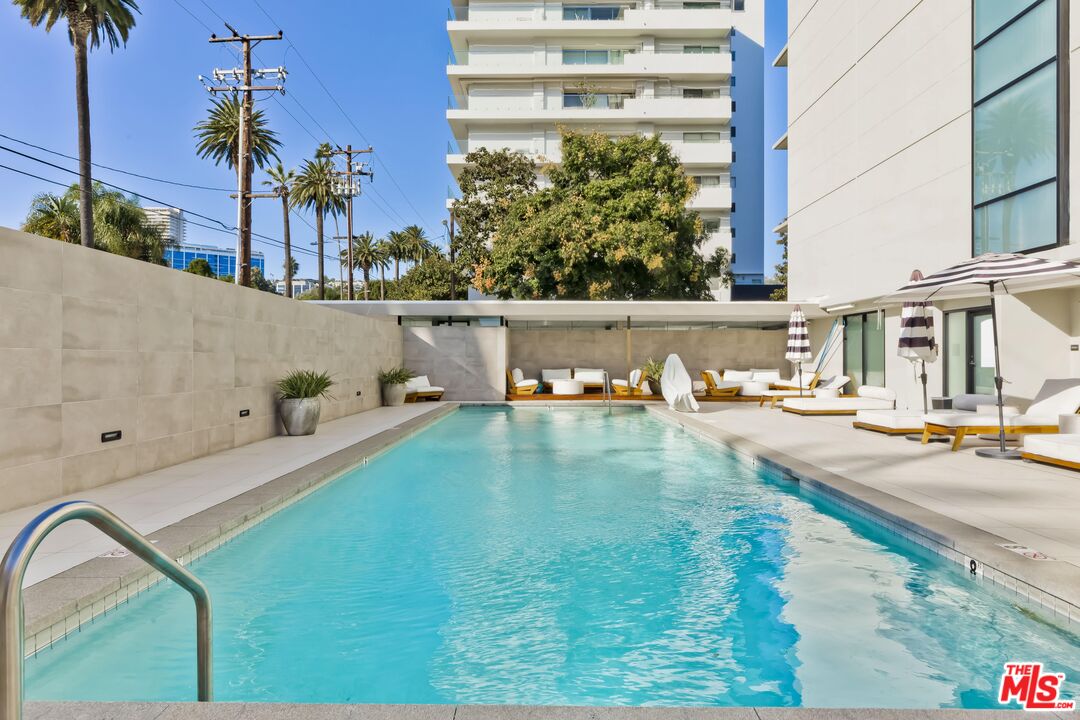 818 N Doheny Dr Unit: 203