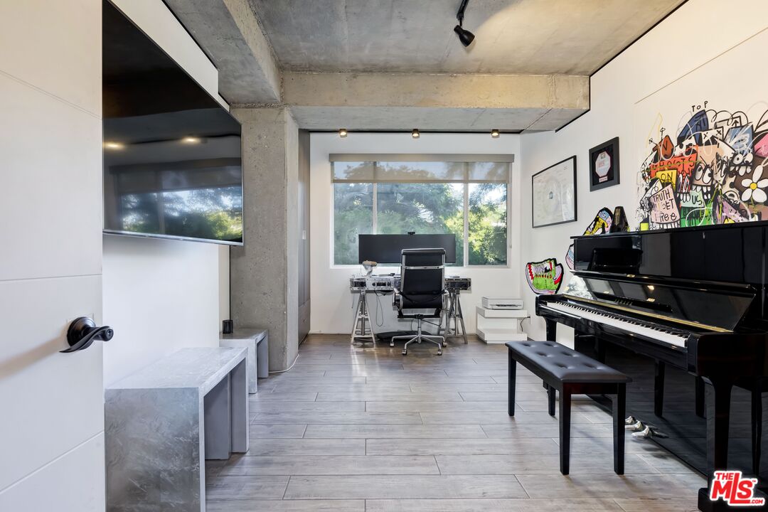 818 N Doheny Dr Unit: 203