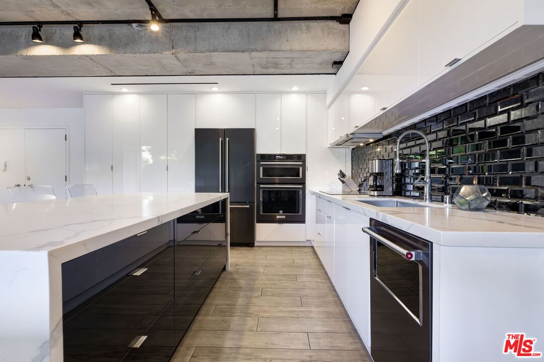 818 N Doheny Dr Unit: 203