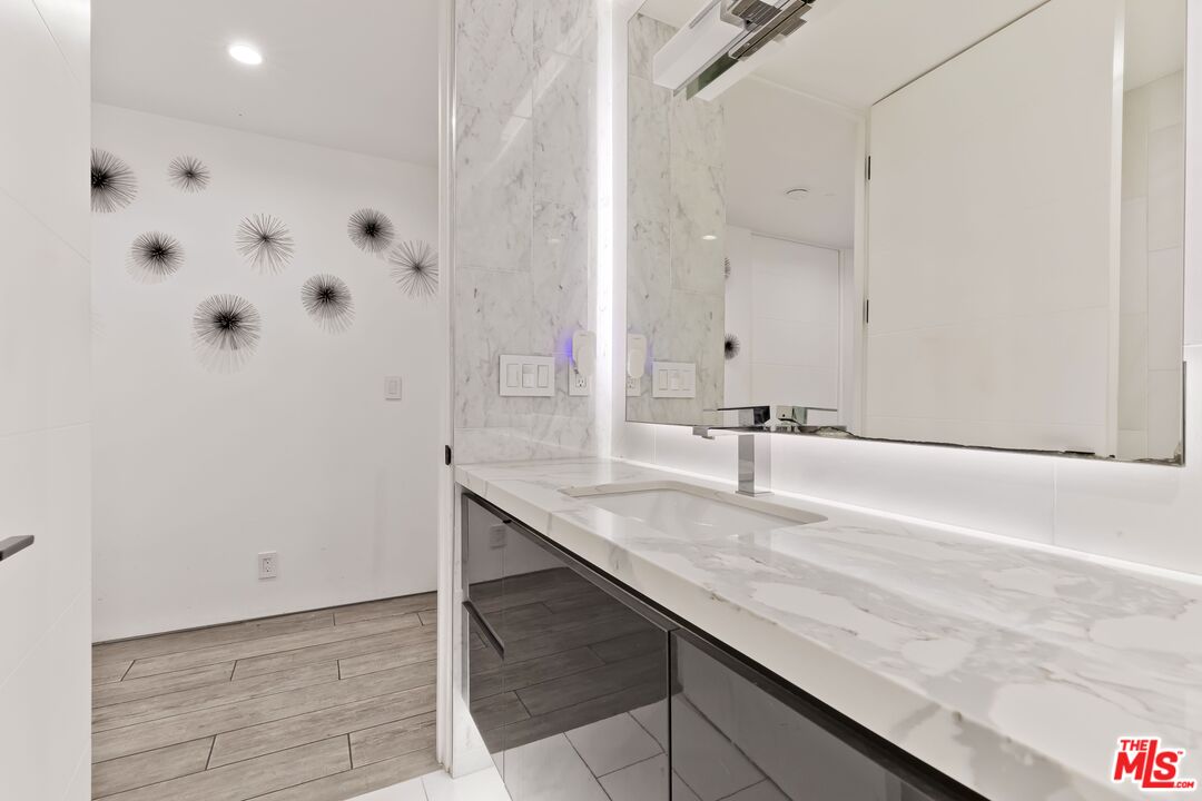 818 N Doheny Dr Unit: 203