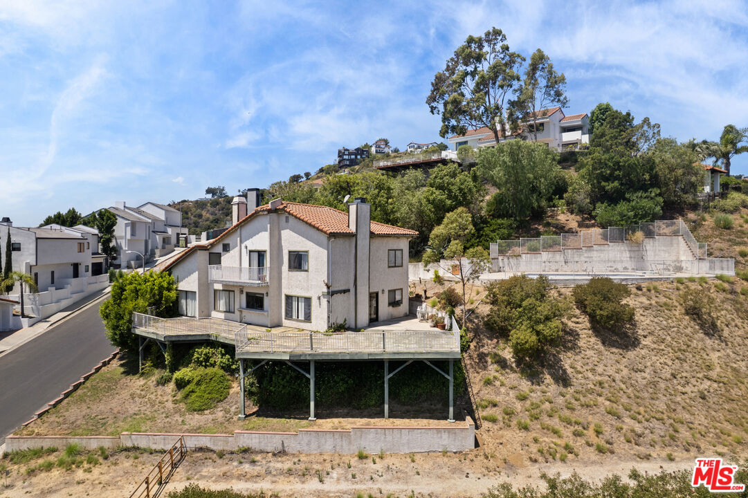 1842 N Crescent Heights Blvd