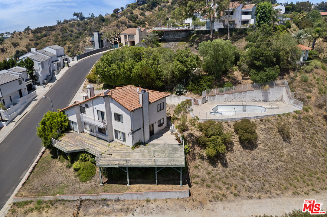 1842 N Crescent Heights Blvd