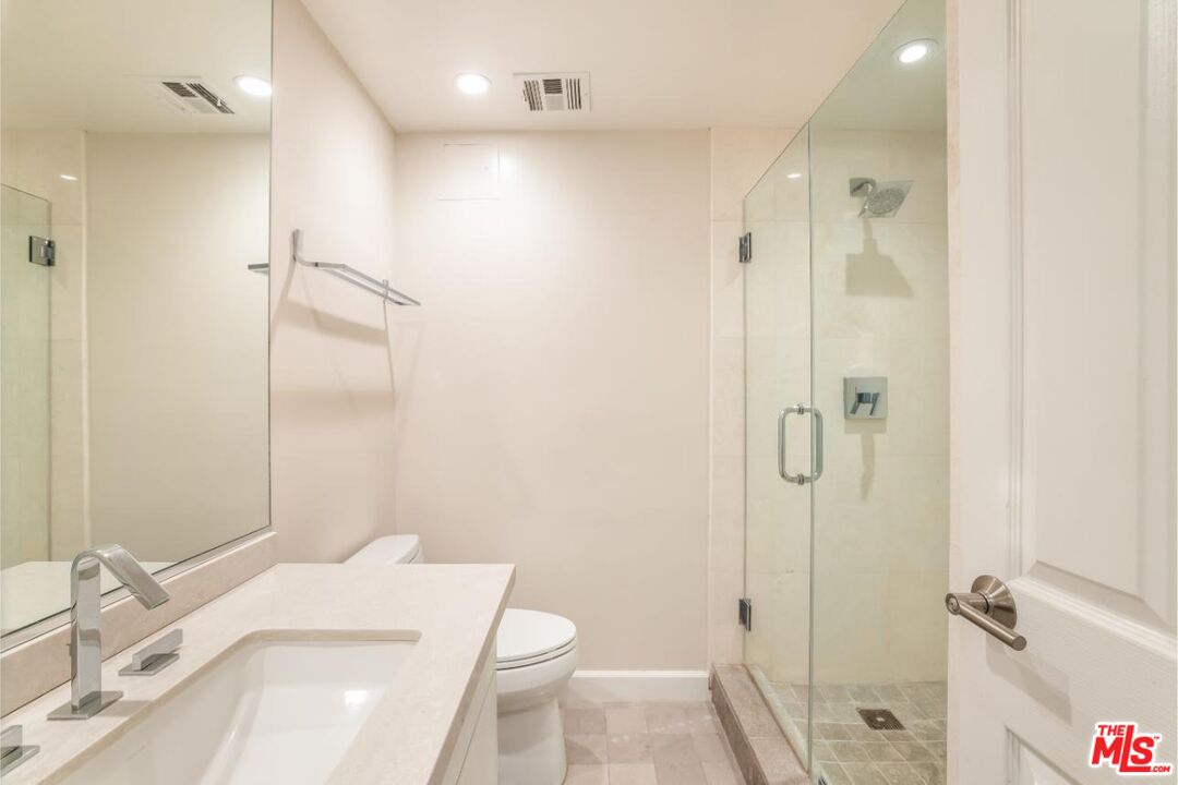 818 N Doheny Dr Unit: 607