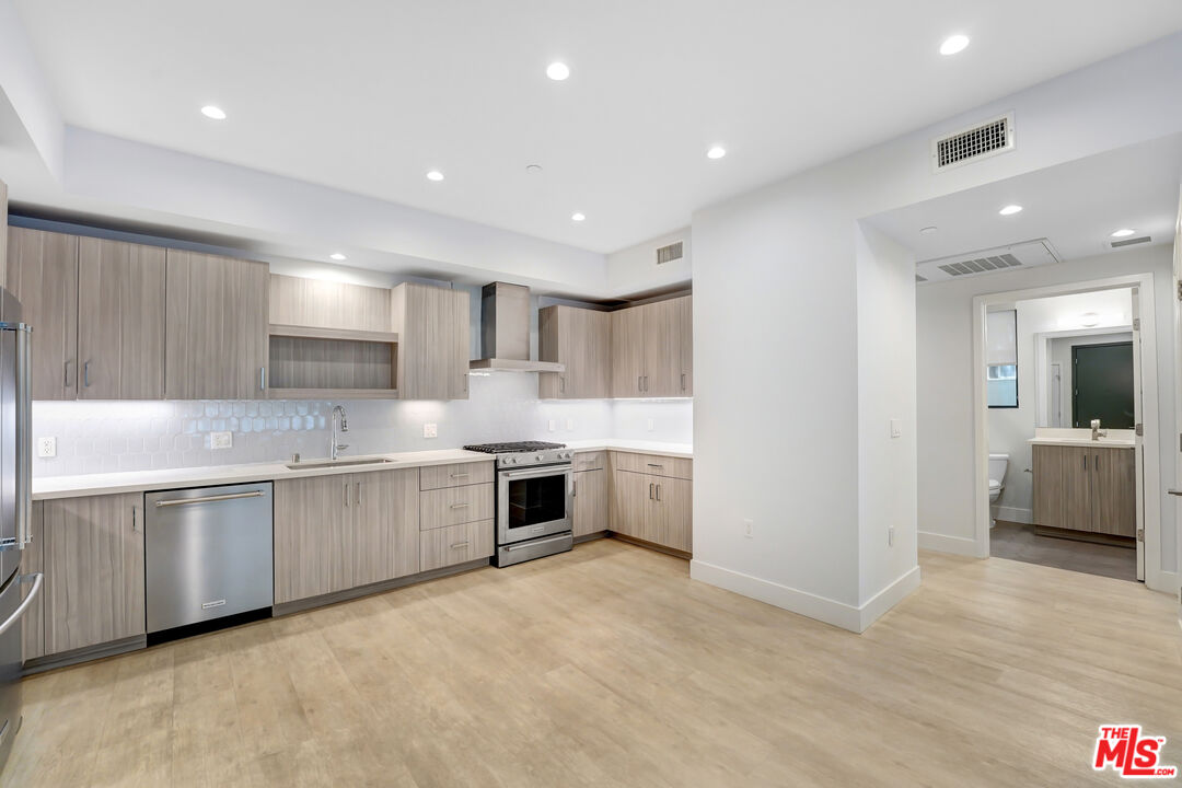 5955 Saturn St Unit: 105