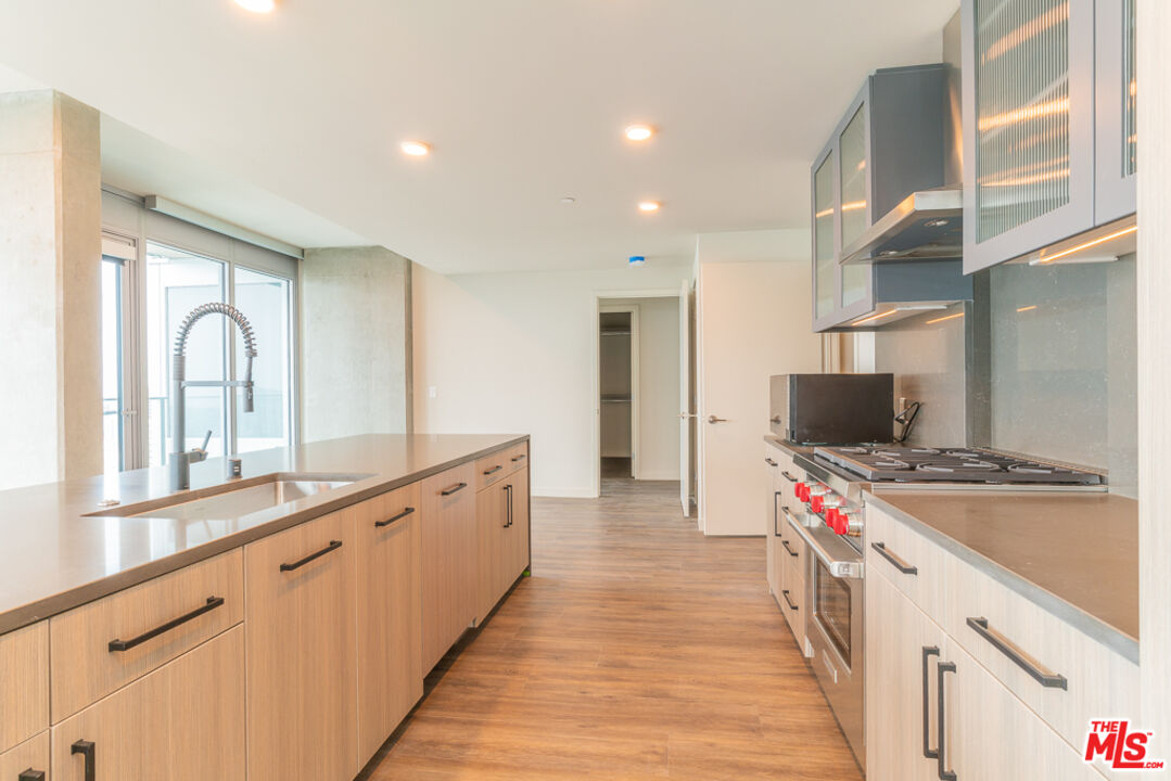 601 Eleventh Unit: PH 3301