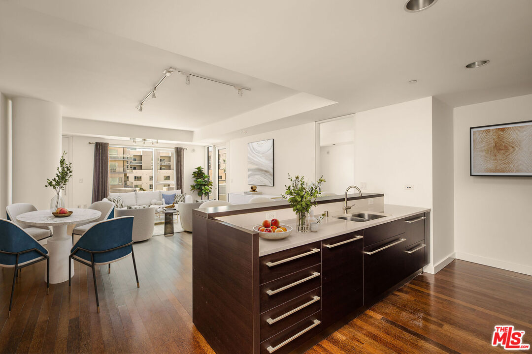 6250 Hollywood Blvd Unit: 10J